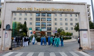 ARCHIVO. Bomberos realizan junto a trabajadores de Correos el aplauso a los sanitarios, en la puerta principal del Hospital Regional de Málaga, por el trabajo que están realizando dichos sanitarios, a causa de la pandemia sufrida por el COVID-19. Málaga a