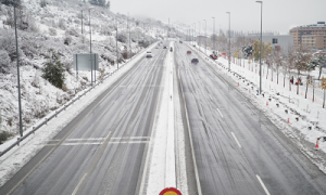 Una carretera nevada, a 28 de noviembre de 2021, en Pamplona, Navarra.