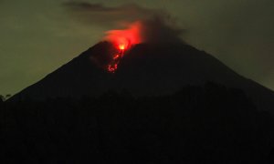 07/12/21. El volcán Semeru (Indonesia) en erupción.