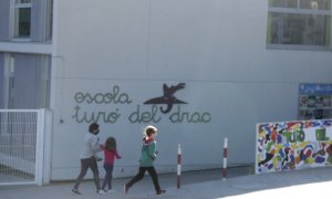 Nens corrent davant la porta de l'escola Turó del Drac de Canet de Mar.