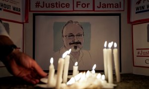 7/12/2021 El Comité para la Protección de Periodistas y otros activistas por la libertad de prensa realizan una vigilia con velas frente a la embajada saudí para conmemorar el aniversario del asesinato del periodista Jamal Khashoggi en el consulado del re