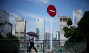 Un hombre pasa junto a una señal de dirección prohibida, en las próximidades de la sede central de Evergrande, en Shenzhen, en la provincia de Guangdong. REUTERS/Aly Song