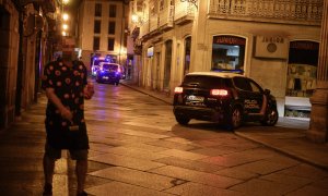 Coches de policía en el centro de Ourense, a 10 de julio de 2021, en Ourense.