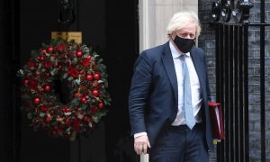 El primer ministro británico Boris Johnson sale de Downing Street para asistir a las preguntas del primer ministro (PMQ) en Londres, Reino Unido, el 8 de diciembre de 2021. Johnson enfrenta preguntas en medio de acusaciones de que el personal de Downing S