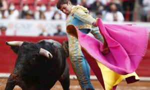 Fotografía que muestra al torero mexicano José Miguel Arellano en la Guadalupana, el festejo taurino mas importante del año en México.