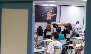 Alumnos del primer curso de la Escuela de Ingenieros de Sevilla en aulas habilitadas con las medidas preventivas por la covid, a 28 de septiembre de 2020 en Sevilla.