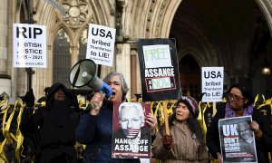 Partidarios de Julian Assange a las afueras del Tribunal Superior de Londres, este viernes.
