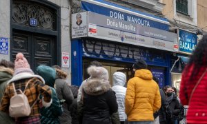 07/12/2021 Varias personas hacen cola en la Administración de Loterías 'Doña Manolita'