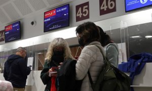 10/12/21. Viajeros procedentes de Marruecos, antes de que el país africano cerrase las fronteras por el alto riesgo de la variante ómicron. Rabat, 02/12/2021.