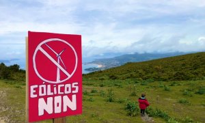 10/12/2021 Cartel contra los parques eólicos en la serra da Groba, en la provincia de Pontevedra