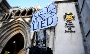 Una pancarta a las afueras del Tribunal Superior de Londres, este viernes.