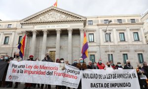 10/12/21. Varias personas sostienen una pancarta que reclama "una Ley de Memoria que ponga fin a la impunidad" del franquismo, frente al Congreso de los Diputados, a 10 de diciembre de 2021, en Madrid.