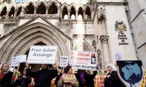 Los partidarios del fundador de WikiLeaks, Julian Assange, sostienen pancartas frente a los Tribunales Reales de Justicia en Londres el 10 de diciembre de 2021.