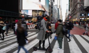 Una mujer en patinete eléctrico en Times Square, Nueva York (Estados Unidos) el 8 de diciembre de 2021.