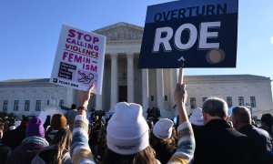 Imagen de archivo tomada el 1 de diciembre de 2021 en la que los defensores del derecho al aborto y manifestantes antiaborto se concentran frente a la Corte Suprema de los Estados Unidos en Washington, DC.