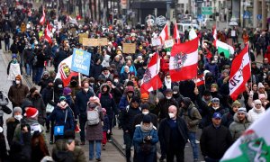 Imagen de archivo de una protesta en Viena por las restricciones por el coronavirus.