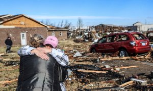 12/13/2021 Una mujer consuela a otra después de que la casa donde vivía con sus hijos fuera destruída por el tornado en la localidad estadounidense de Mayfield (Kentucky)