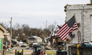 Una bandera nacional de EUUU ondea entre los daños causados ​​por un tornado después de que el clima extremo azotara la región en Bowling Green, Kentucky