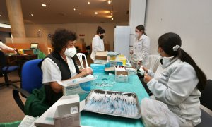 13/12/21. Sanitarias preparan dosis de la vacuna de la covid-19 en un centro de salud.