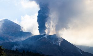 El volcán de Cumbre Vieja emitió este domingo un nuevo pulso de cenizas y piroclastos.
