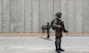 Soldados israelíes hacen guardia ante el nuevo muro en la frontera con Gaza.