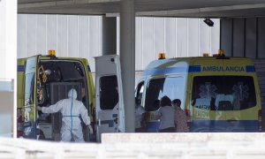 Un paciente con Covid-19 es trasladado desde el Hospital de O Incio al Hospital de Lugo, Galicia, a 3 de septiembre de 2020.