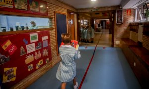 Un niño camina con libros por el hall del colegio Virgen de Europa durante el primer día de clase del curso 2021-22, a 6 de septiembre de 2021, en Boadilla del Monte, Madrid.