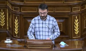 Llaman la atención a un diputado de Vox por "patear" su escaño después de la CUP hablara en catalán en el Congreso