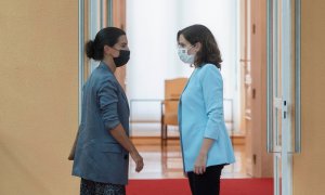 La presidenta de la Comunidad de Madrid, Isabel Díaz Ayuso, conversa con la portavoz de Vox en la Asamblea, Rocío Monasterio, en la Real Casa de Correos, sede del Gobierno regional, a 6 de septiembre de 2021, en Madrid.
