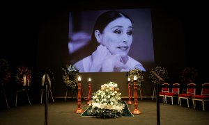 El féretro de la actriz Verónica Forqué, en el Teatro Español de Madrid.