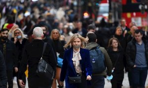 Varias personas andan por una zona de tiendas en Oxford Street, en Londres.