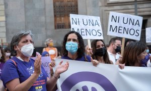 Varias personas con carteles en los que se lee: "Ni una menos", participan en una concentración feminista en la Plaza de la Candelaria en repulsa por "todos los feminicidios", a 11 de junio de 2021.