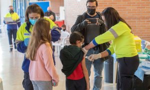 Una enfermera de Servicio Murciano de Salud administra la vacuna de la covid a un niño acompañado, este miércoles en el Palacio de los Deportes de Murcia, donde han comenzado a vacunar a los niños menores de 12 años.