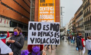 Una mujer sostiene una pancarta donde se lee "No es no, lo demás es violación", durante un acto simbólico del Movimiento Feminista de Madrid en la Plaza de Callao, en Madrid (España), a 8 de marzo de 2021.
