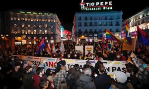 Un momento de la concentración "Ni un paso atrás" celebrada hoy miércoles en la Puerta de Sol de Madrid.