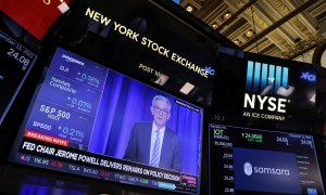 Un monitor de televisión en el patio de negociación de la Bolsa de Nueva York (NYSE, en sus siglas en inglés), en Wall Street, ofrece la imagen del presidente de la Reserva Federal, Jerome Powell, informando de las decisiones del banco central estadounide