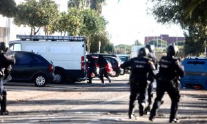 Policías cargan con los manifestantes en la novena jornada de la huelga del metal en el barrio del Río de San Pedro en Puerto Real a 24 de noviembre 2021 en Puerto Real (Cádiz)