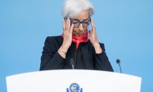 La presidenta del BCE, Christine Lagarde, ajusta sus gafas durante su comparecencia tras la reunión del Consejo de Gobierno de la entidad, en Fráncfort. REUTERS/Thomas Lohnes/Pool