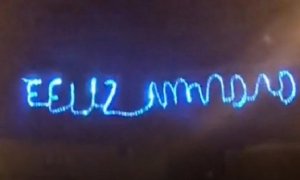 Las surrealistas luces navideñas de Ausejo (La Rioja): "Yo creo que dice Feliz Paracetamol"