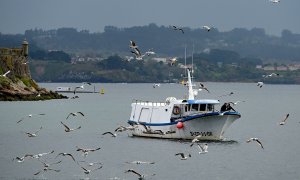 Un barco de flota artesanal en la dársena de A Marina en A Coruña, Galicia (España) en una imagen de archivo.