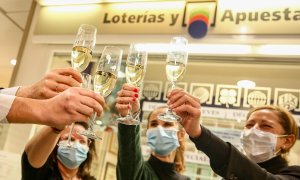 22/10/2020 Clientes y loteros de una administración de Lotería celebran que les tocara el Segundo Premio del Sorteo Extraordinario de Lotería de Navidad 2020