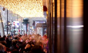Los peatones con mascarillas protectoras pasan por un centro comercial en París, Francia, el 17 de diciembre de 2021. Francia está experimentando un aumento de los nuevos casos de infección a casi 60.000 cada 24 horas.