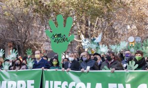 Som Escola i sindicats majoritaris, a la capçalera de la manifestació per la immersió en català.