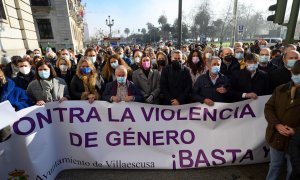 la concentración contra la violencia machista, este sábado en Santander, donde cientos de personas se han concentrado para expresar su "dolor" por el asesinato de Eva Jaular y su hija de 11 meses.