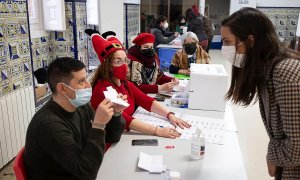 Los chilenos residentes en Madrid votan en las elecciones presidenciales.