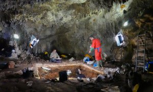 Toma de muestras en los estratos de sedimentos en la Galería de las Estatuas.