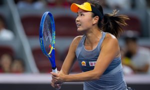 Shuai Peng jugando un partido de primera ronda en el torneo de tenis obligatorio del China Open Premier 2019.