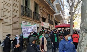 Desahucian en Barcelona a un hombre sin recursos y su madre tras 5 intentos