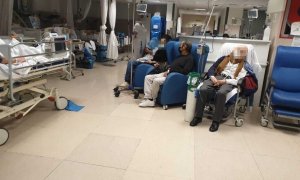Imagen del interior del Hospital La Paz, donde la falta de medios lleva a que pacientes ocupen sillones y no camas.