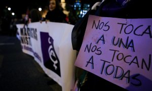 Una mujer sostiene un cartel en el que se lee 'Nos tocan a una, nos tocan a todas', en la manifestación en Madrid con motivo del Día Internacional para la Eliminación de la Violencia contra las Mujeres, en Madrid a 25 de noviembre de 2019.